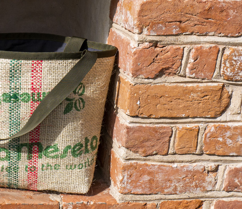 Strong large shoulder tote made of sisal coffee