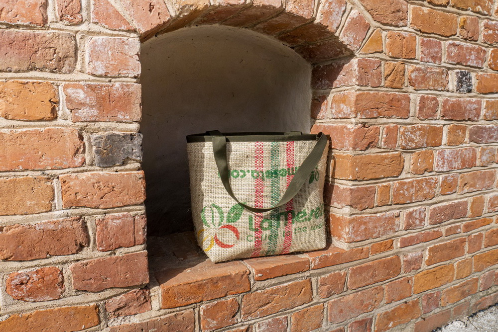 Strong large shoulder tote made of sisal coffee