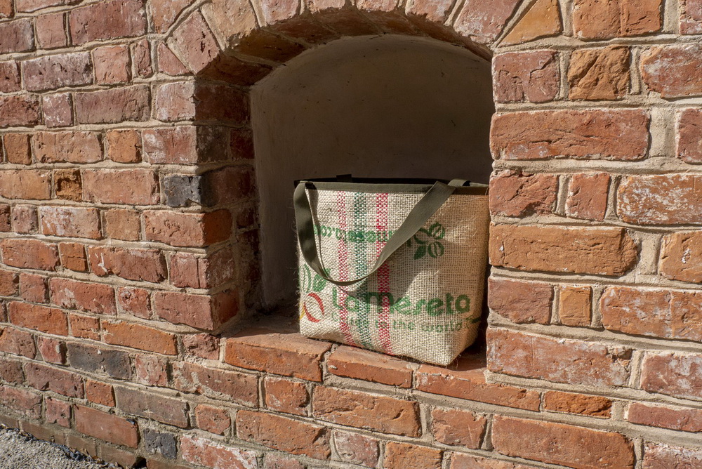 Strong large shoulder tote made of sisal coffee